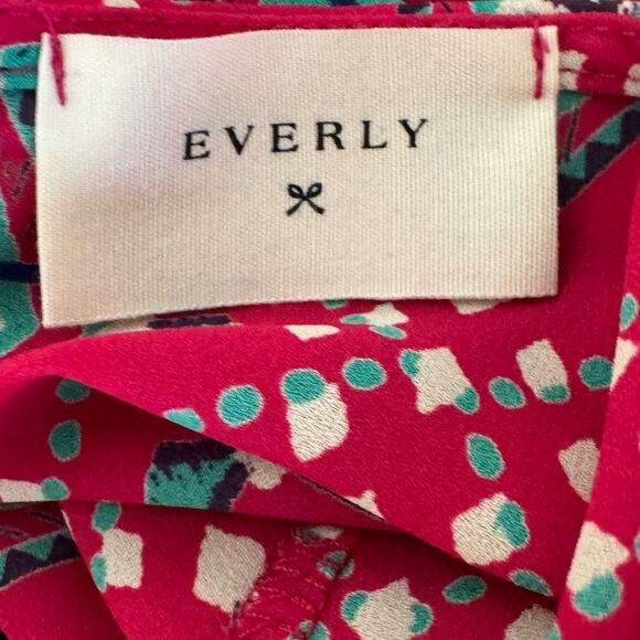 Like new! Boutique Everly adorable patterned flowy keyhole back top! - Picture 12 of 13